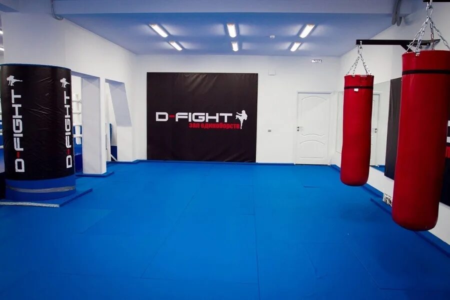 Бойцовский зал на добровольческой. Залы единоборств спб. Тренировочный зал. Оборудование для боксерского зала. Спортзал единоборств.
