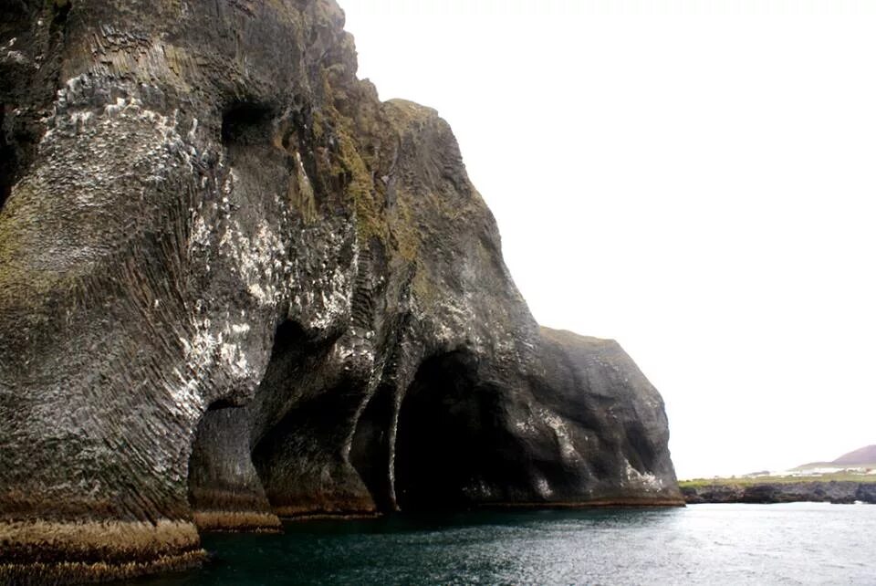 Скала - слон острова Хеймаэй. Остров Хеймаэй Исландия Слоновья гора. Слоновья скала в Исландии. Скала слон в Исландии. Находиться громадный