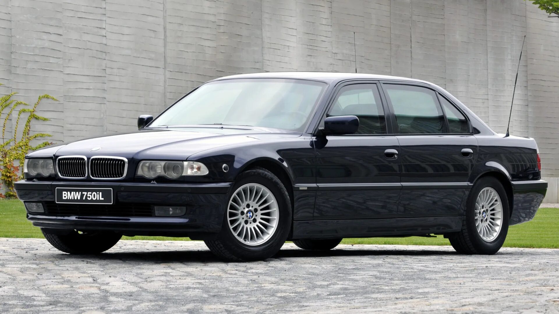 Беха беха семерка. BMW 750 e38. BMW e38 750il. БМВ е38 750 il. BMW 7 Series e38 750il.