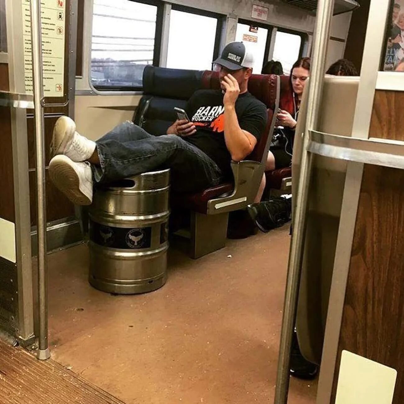 Сколько пассажиров в метро. Странные пассажиры в метро. Пассажиры метро. Необычные пассажиры в метро.