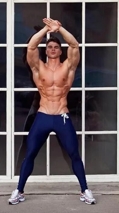 Gays fitness. Парни в спортивных лосинах. Парни в спортивном трико. Накаченные парни в спортивных штанах. Накаченные мужчины в трико.