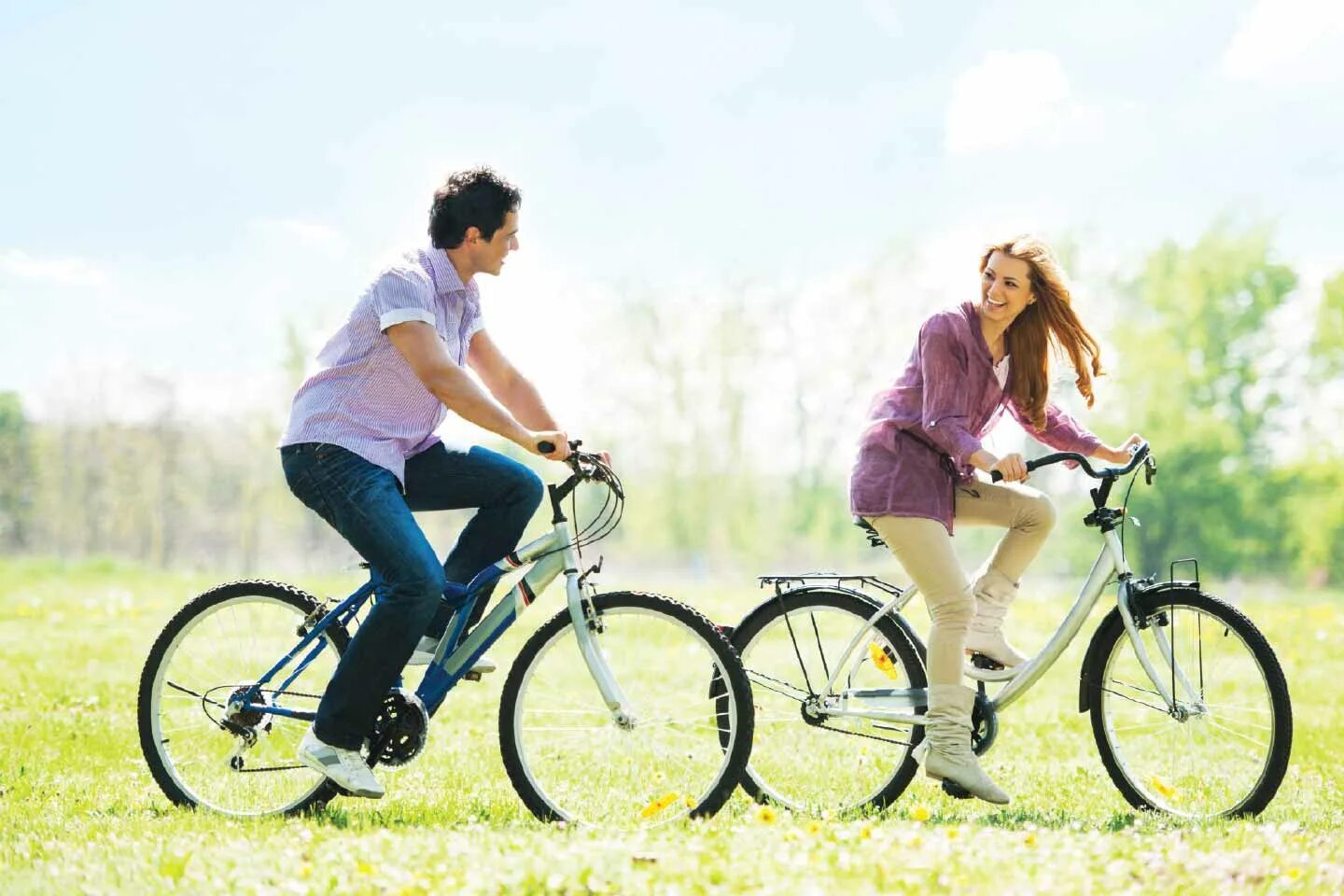 Семья на велосипедах. Велосипедист на фоне заката на велосипеде. Ride a Bike in the Park. Riding Bike in City. I like riding a bike