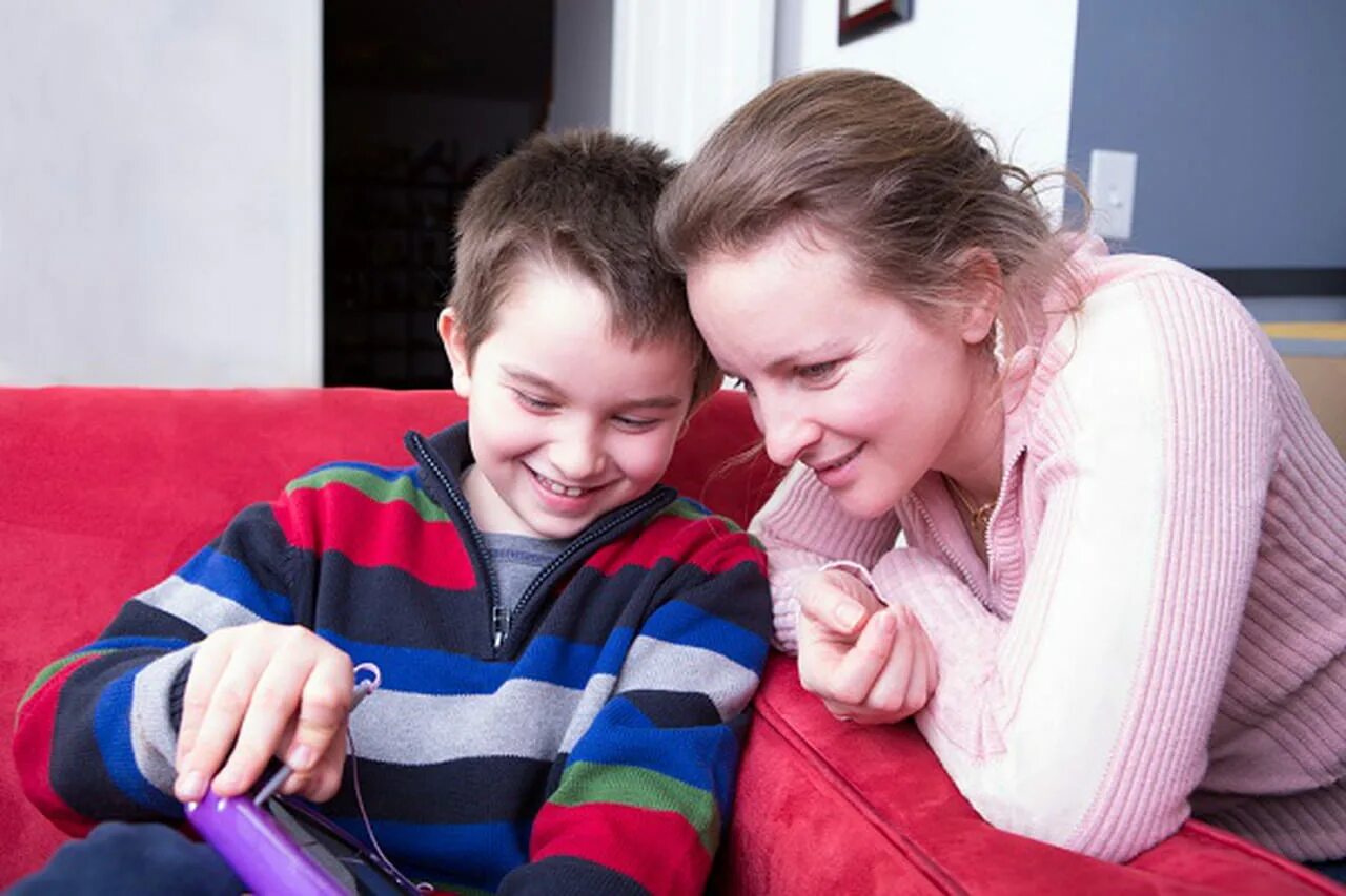 совратила несовершеннолетнего. мама совращает малолетнего. мама совращает малолетнего. совратила ребенка. взрослая женщина и мальчик.