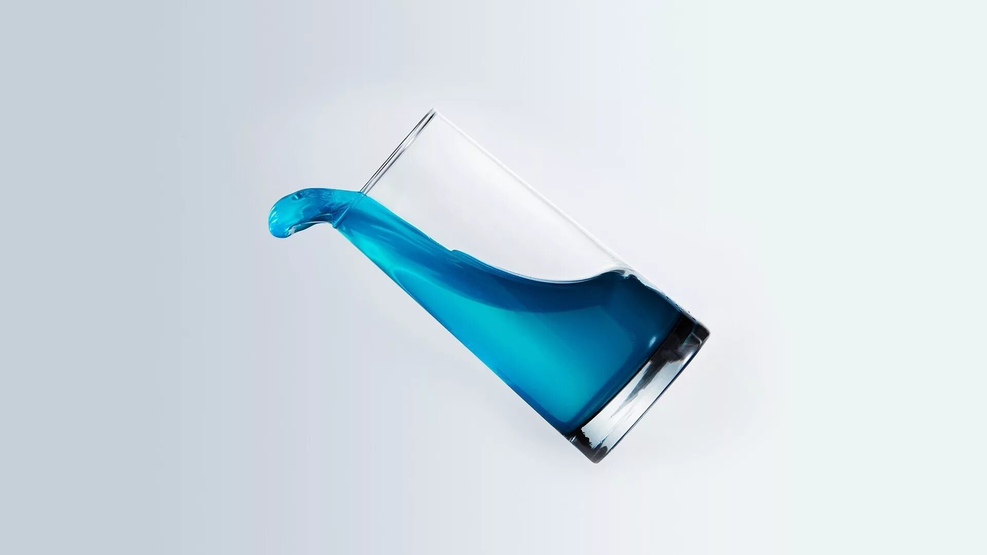 вылитая из стакана вода.