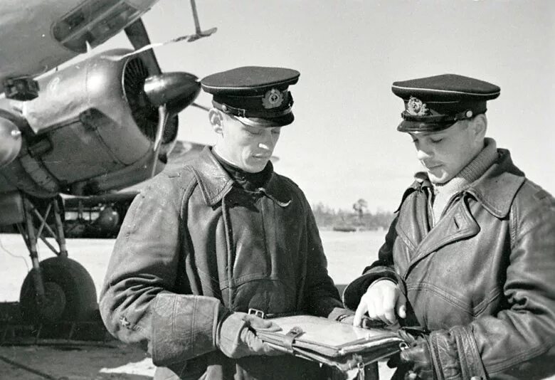 Второй штурман. Пилоты люфтваффе heinkel 111. Кабина самолета ил 4. Бобылев василий летчик штурман. Ту 134 штурманская кабина.