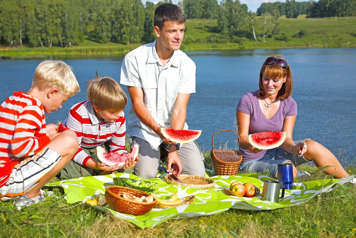 Family description. Семья на пикнике. Пикник с семьей на природе. Семья на речке. Многодетная семья на пикнике.