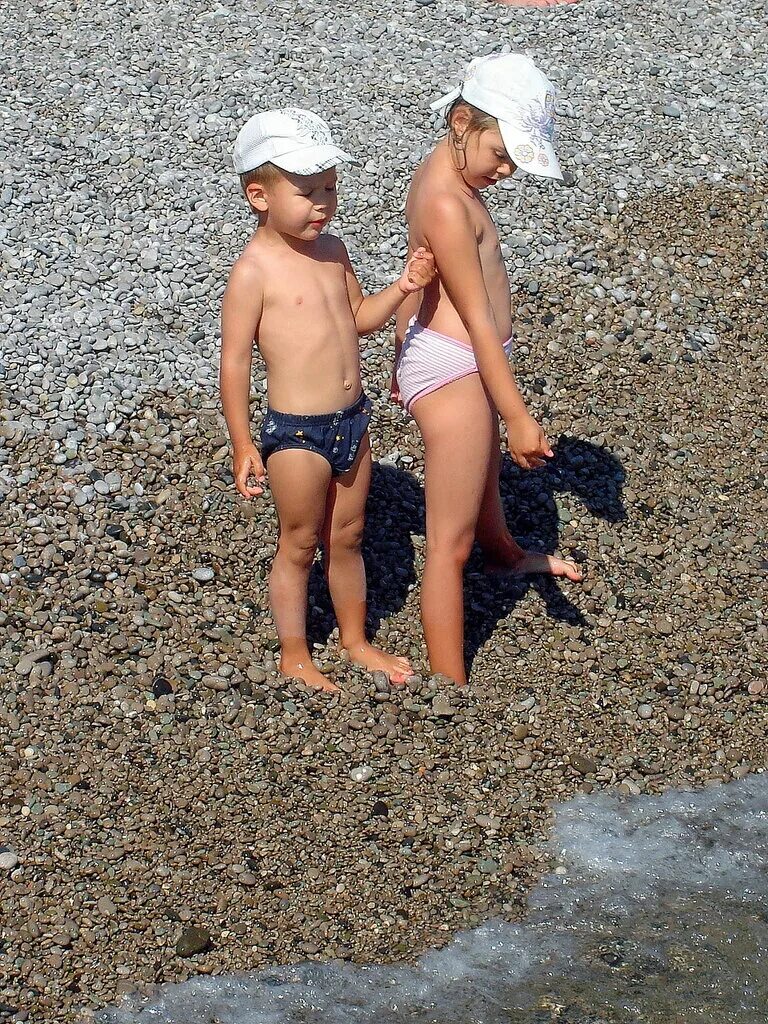 Крым дети купаются. Мальчик Крым для детей. Как дети купаются в одежде в Симеизе.
