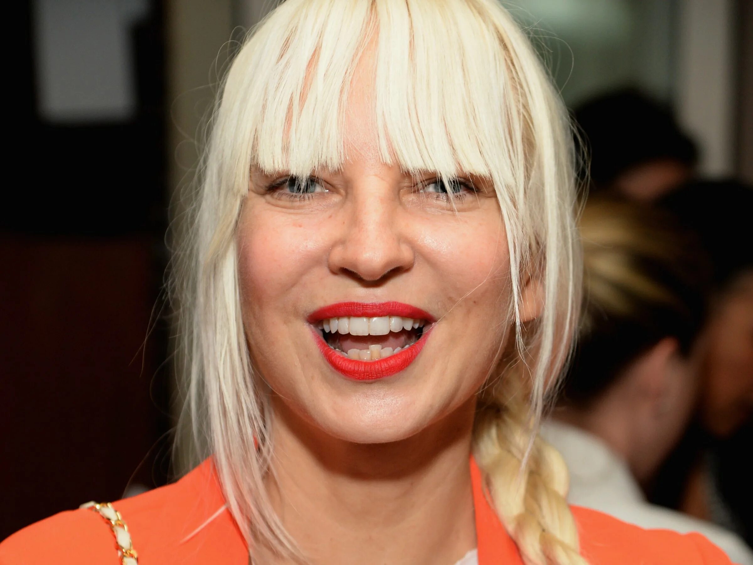 Сиа ферлер 2021. Певица сиа 2022. Sia певица 2021. Сиэ кейт изобель фёрлер. Певица сиа 2022.