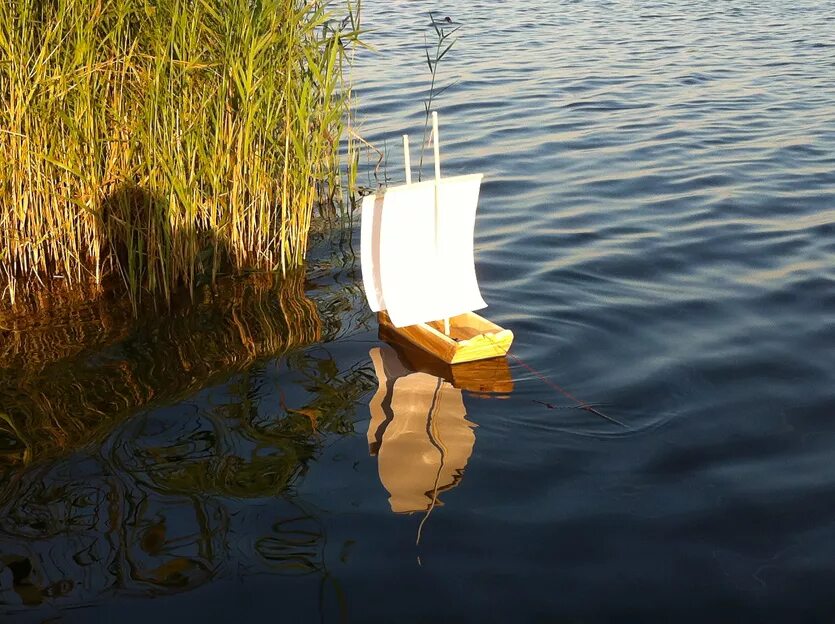 Плавание на бумажных кораблях. Кораблик на воде. Кораблик на реке. Бумажный кораблик на речке. Бумажный кораблик в реке.