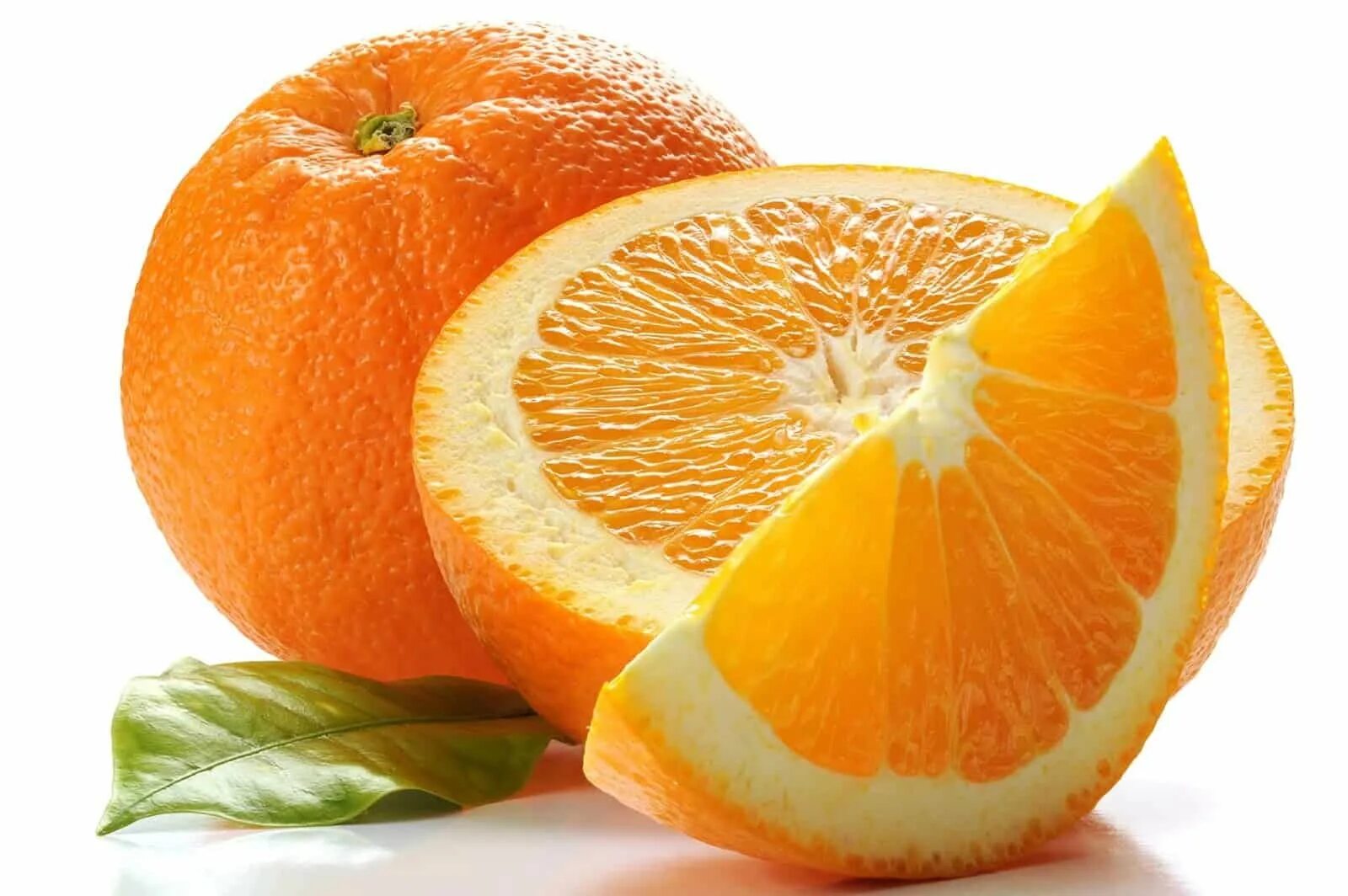 Кк апельсина. Апельсин. Апельсин на белом фоне. Долька апельсина. Сочный апельсин дольки.