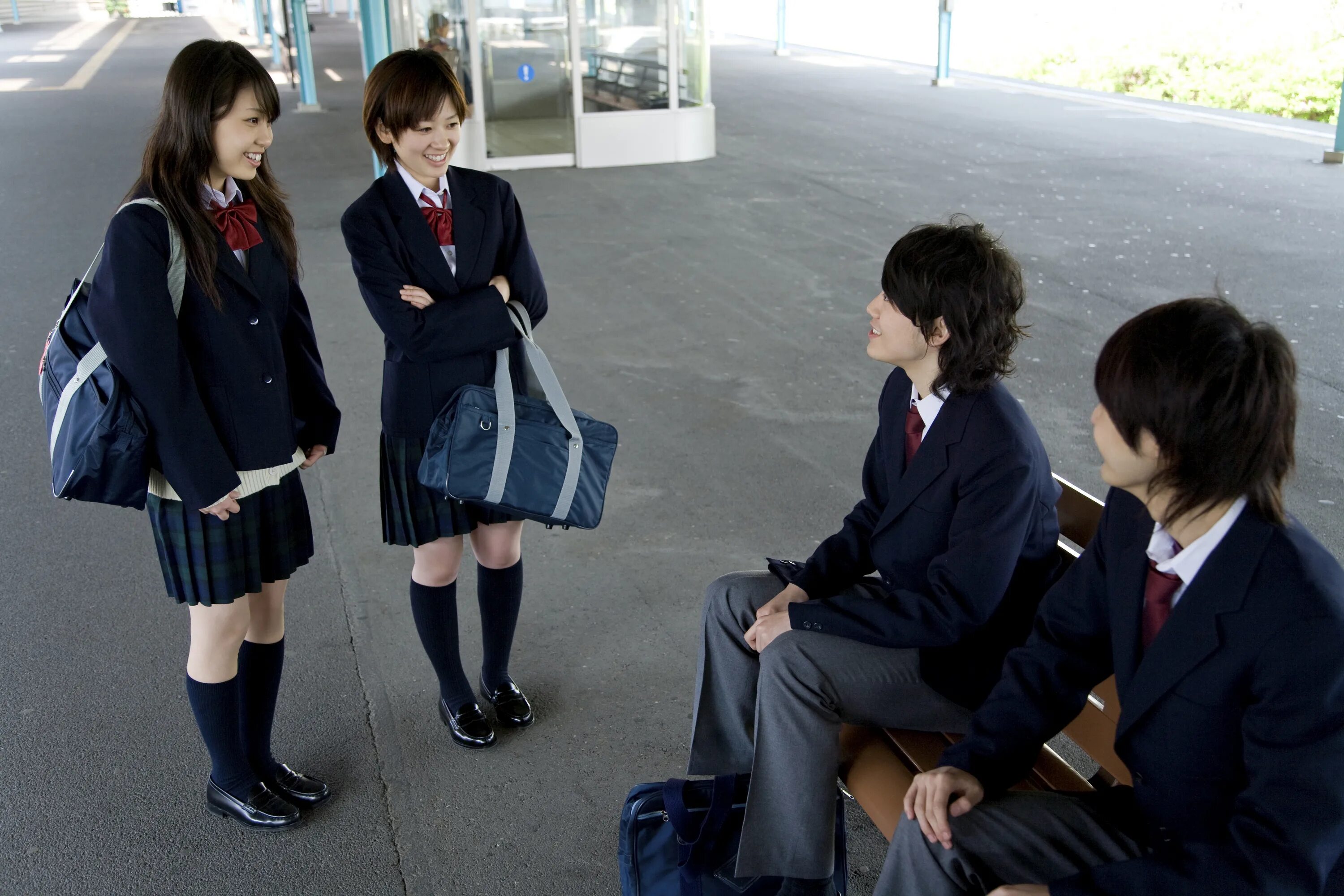 Schoolgirl bus. Гакко сэйфуку. Школьная форма в Японии средняя школа. Школьная форма для девочек в Японии средняя школа. Япония школьники.