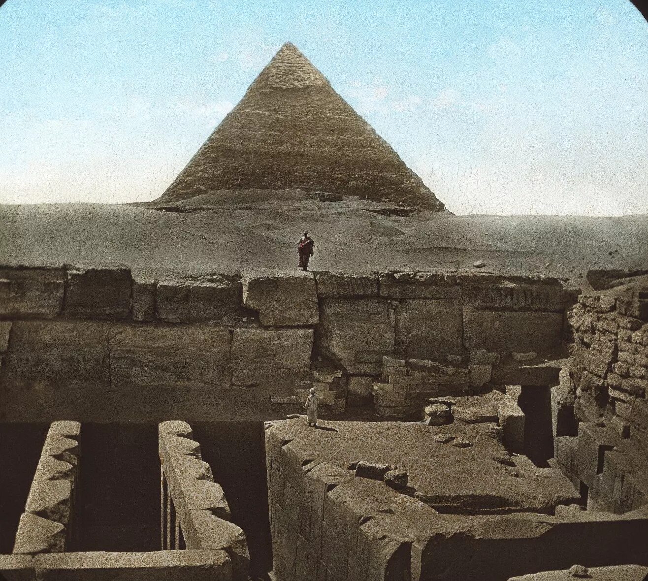 Пирамида Хефрена в Египте. Храм Хефрена в Египте. Пирамида Хефрена пирамиды Гизы. Пирамида Хеопса древний Египет. Египет в начале июня