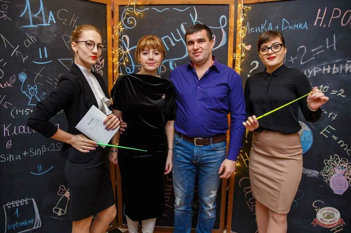 Встреча одноклассников фотосессия. Эмоции на встрече выпускников. Выпускной вечер встречи. Встреча школьных выпускников. Видео на встречу одноклассников.