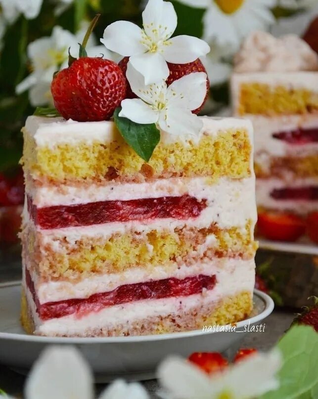 Торт с поцелуем. Торт клубничный поцелуй. Клубничный поцелуй торт ваниль. Клубничный поцелуй торт рецепт. Торт ягодный поцелуй.