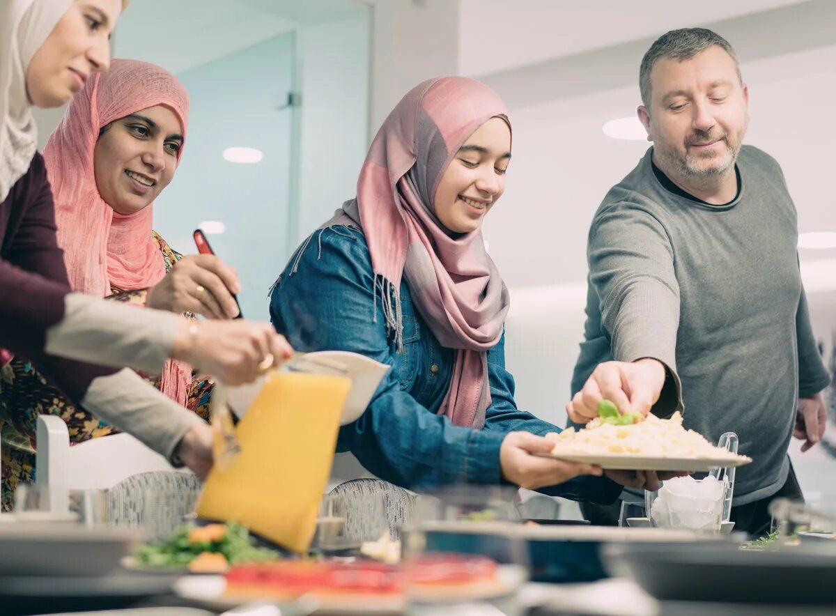 Курить после ифтара. Ифтар с семьей. Family in Ramadan. Muslim Family Ramadan. Веселый ифтар.