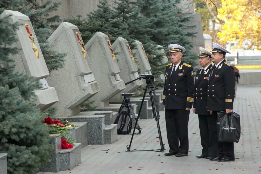 Новости керчи мой город. Керчь аллея городов героев. Город Керчь город герой. П Бодни герой Керчи.