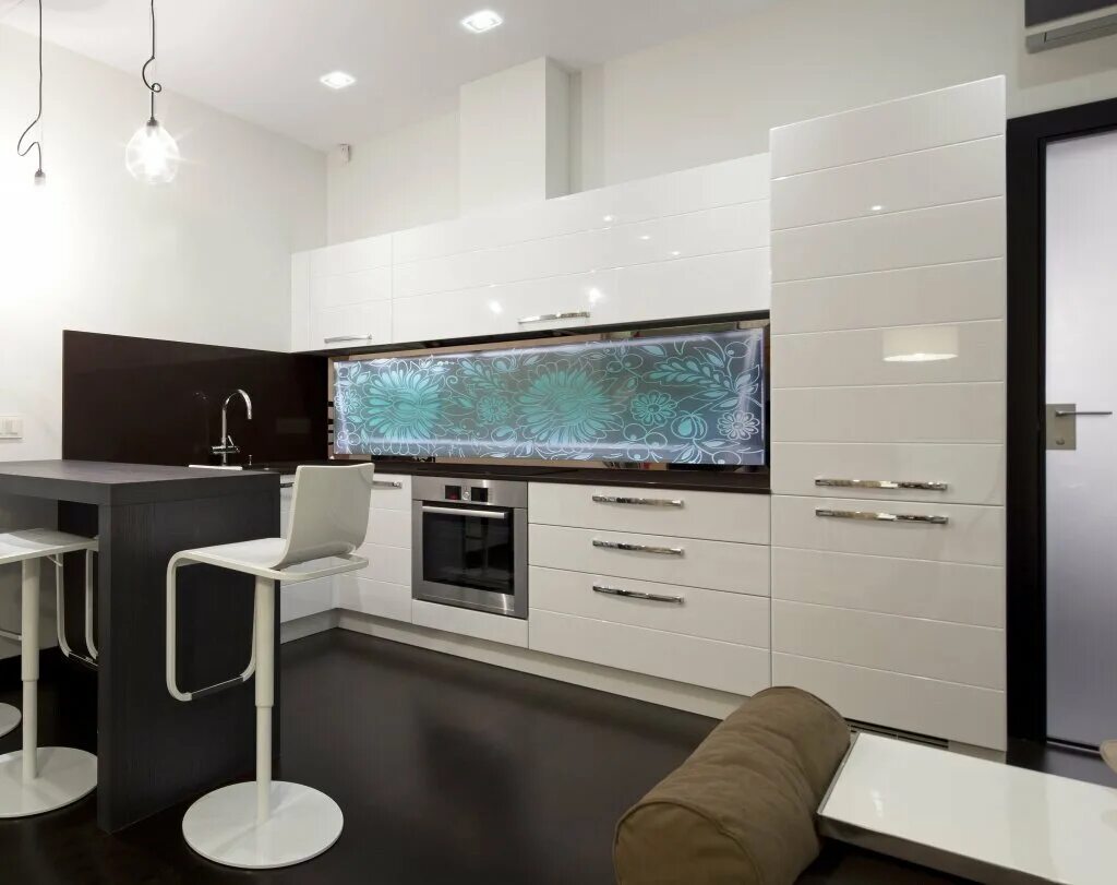 Телевизор на кухне. Белая глянцевая кухня гостиная. Современная кухня с телевизором. Кухня с телевизором на стене. Телевизор для кухни 20