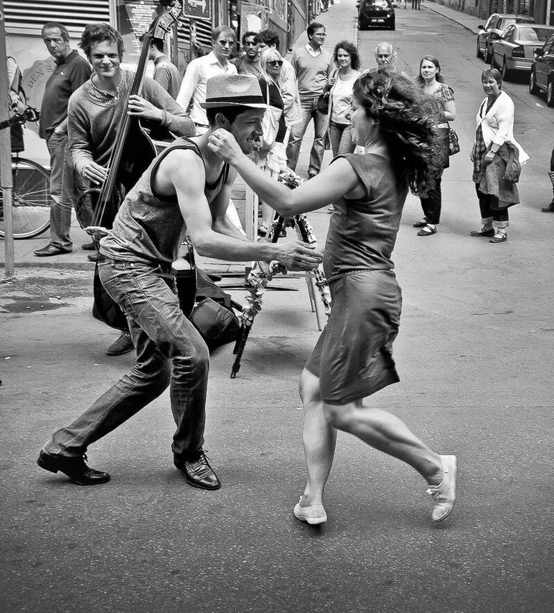 Линди хоп танец. Танцующие люди. Уличные танцы. Люди танцуют на улице.