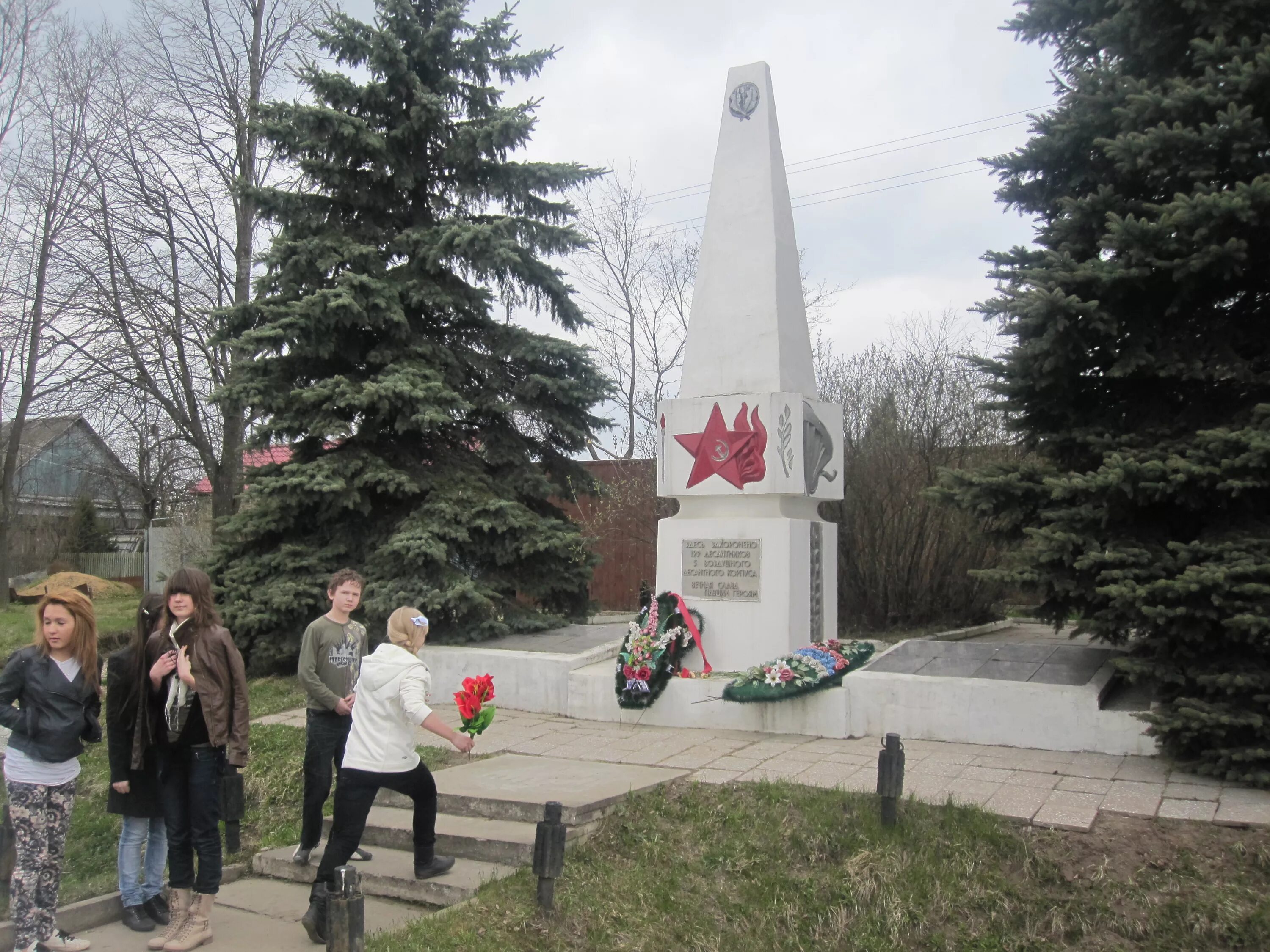 Деревня папино. Братская могила Калужская область Жуковский район село нижние. Братская могила десанта. Деревня Папино Калужская область. Папино Калужская область памятник.