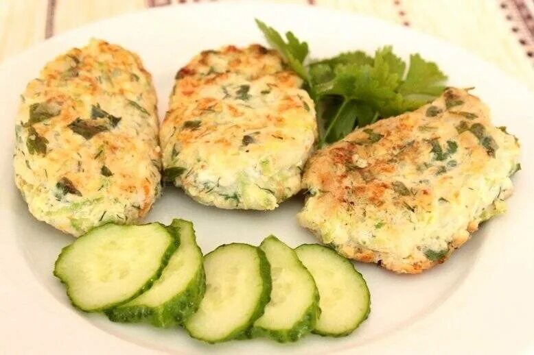 Можно в котлеты добавить кабачок. Котлетки из индейки с цукини. куриные котлетки с кабачком. куриные котлеты с цукини. котлеты из фарша индейки и кабачков.