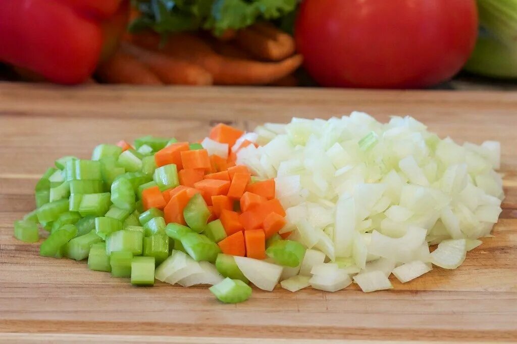 жареные овощи. морковь петрушка. морковь лук сельдерей. лук и морковь нарезанные. лук морква и.