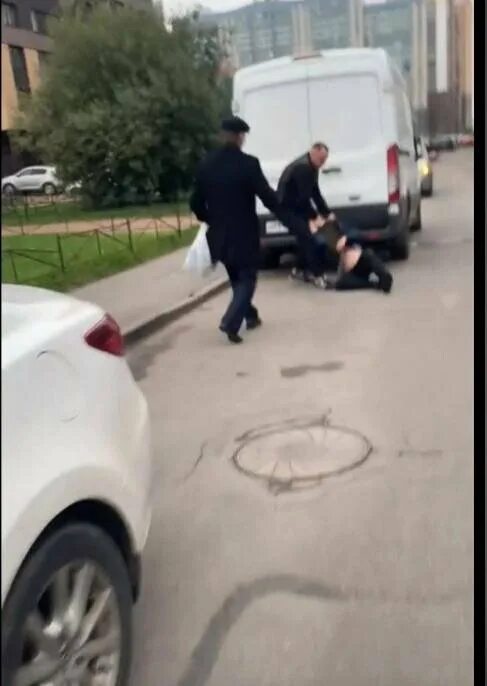 Напали на таксиста с ножом. Беспредел. Водитель такси напал на пассажира. Парень в машине. Водитель напал.