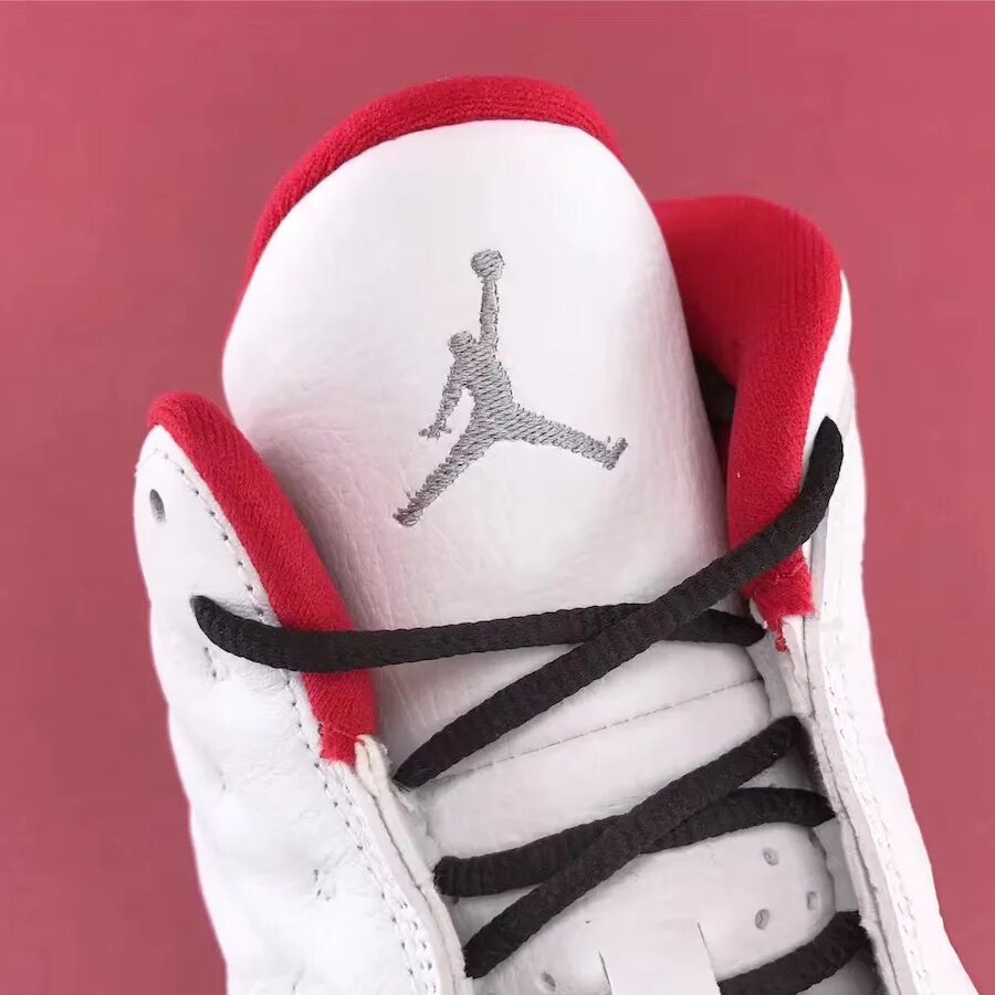 Как зашнуровать кроссовки джорданы. Nike Air Jordan шнуровка. Шнуровка Air Jordan 1.