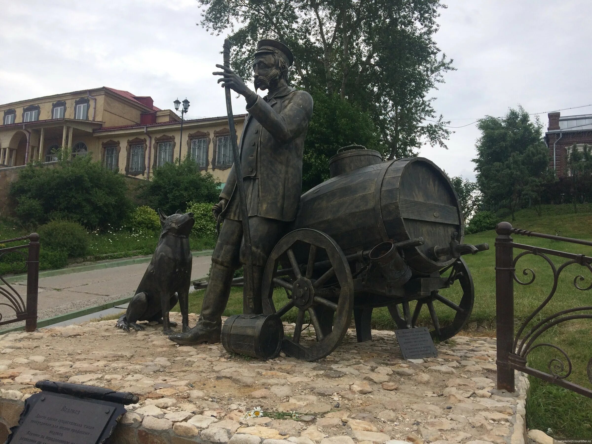 Памятник водовозу. Памятник водовозу в Коломне. Коломенский Кремль Коломна памятник водовозу. Водовоз статуя Коломна. Достопримечательности Коломны водовоз.