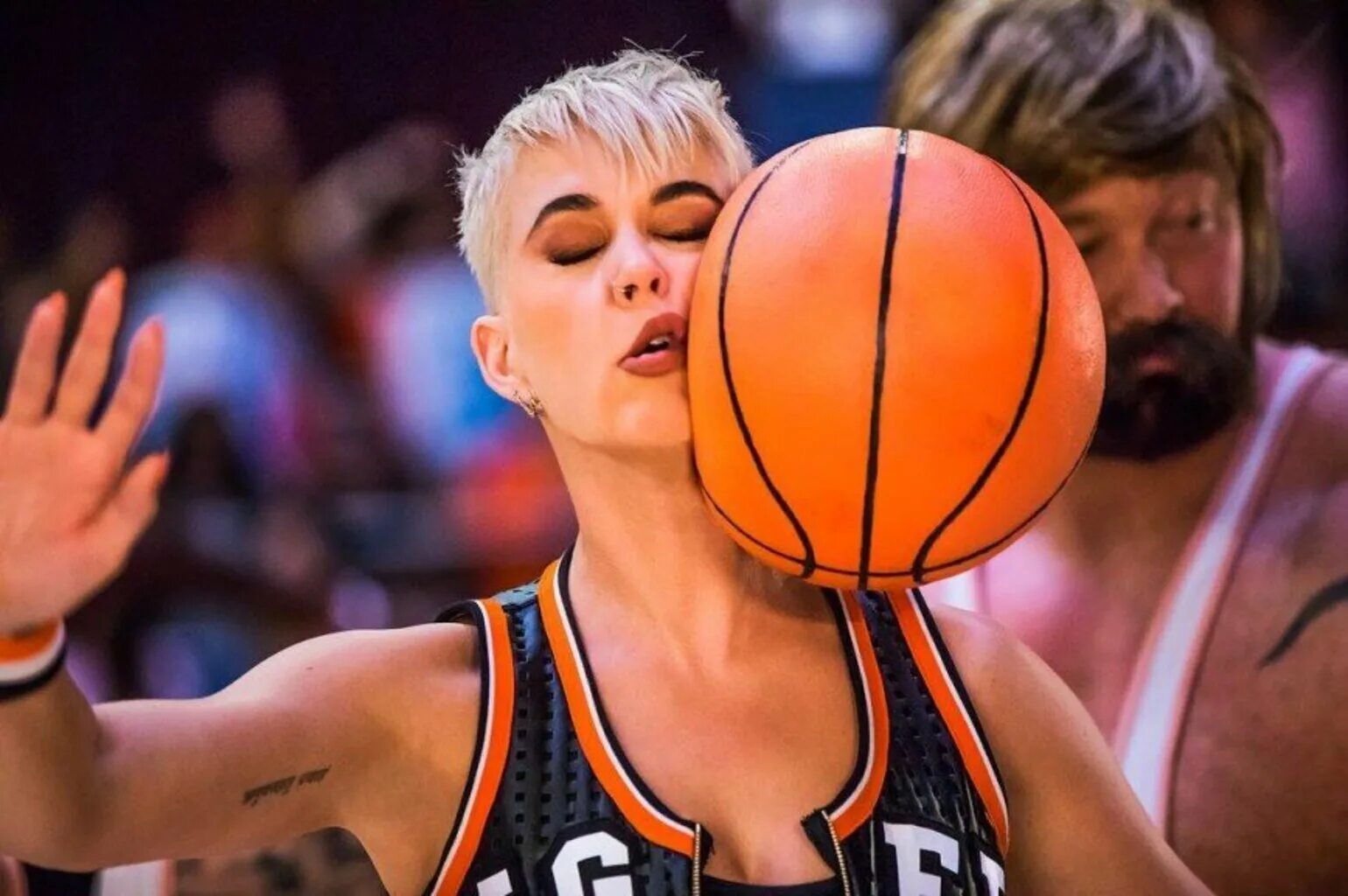 Я сегодня не пошел на баскетбол песня. Кэти Перри свиш свиш. Katy Perry баскетбол. Кэти Перри клип про баскетбол. Кендрик Перри баскетболист.