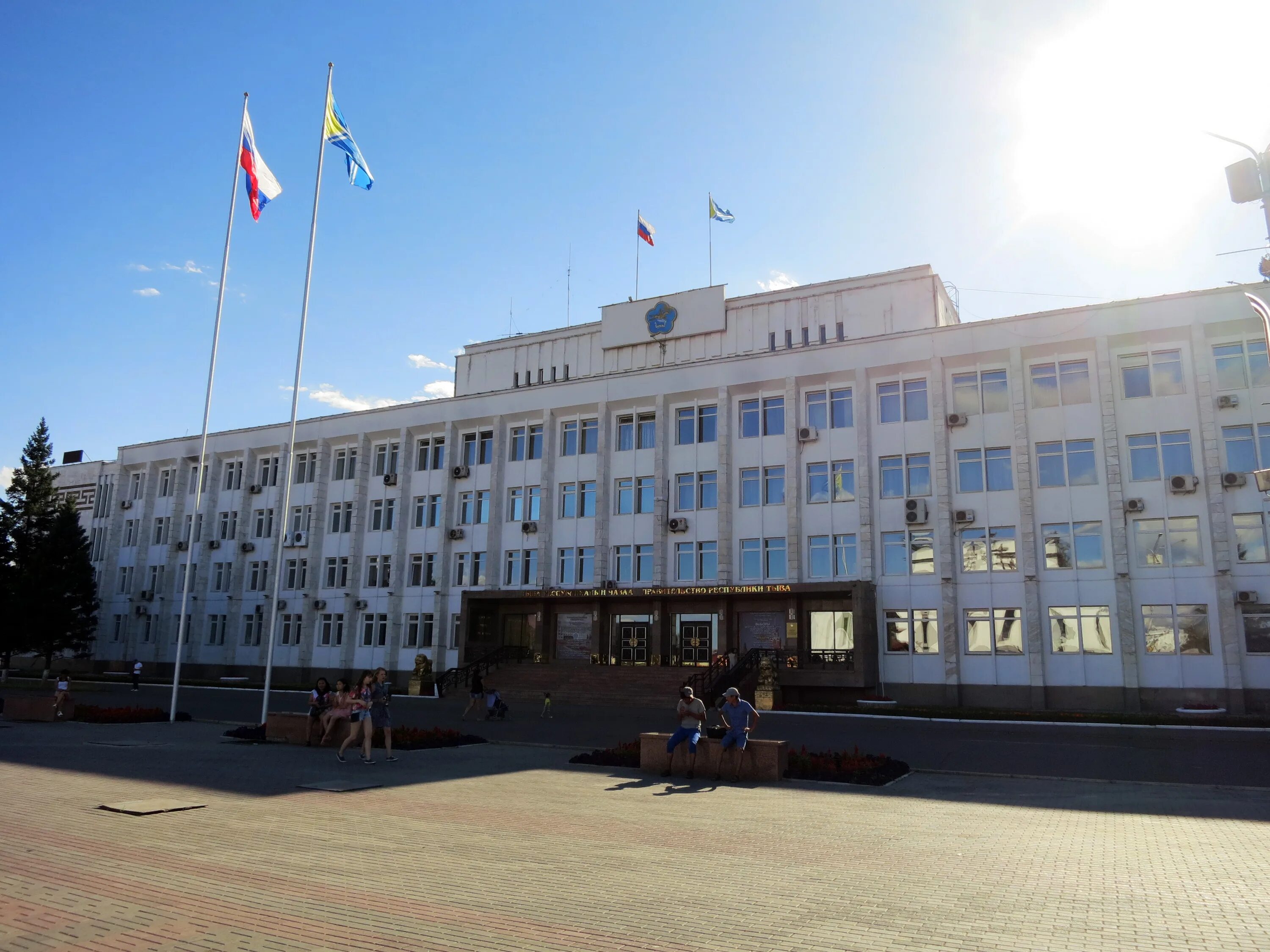 Правительство кызыл. Правительство республики тыва фото. Дом правительства кызыл. Здание правительства республики тыва. Здание правительства республики тыва.