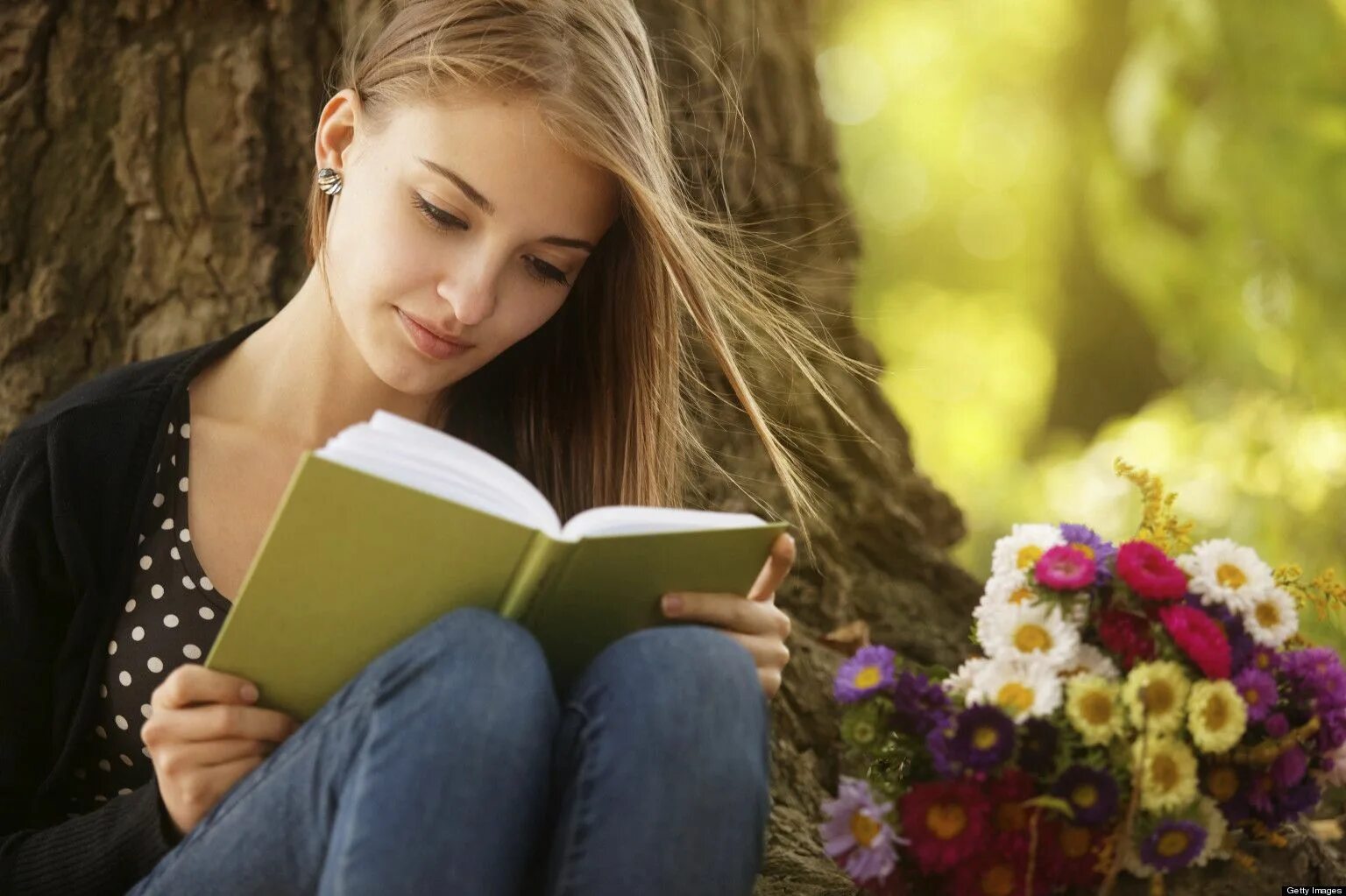 Музыка книга девочек. Девушка с книгой. Женщина с книгой в руках. Подросток с книгой. Книга человек.