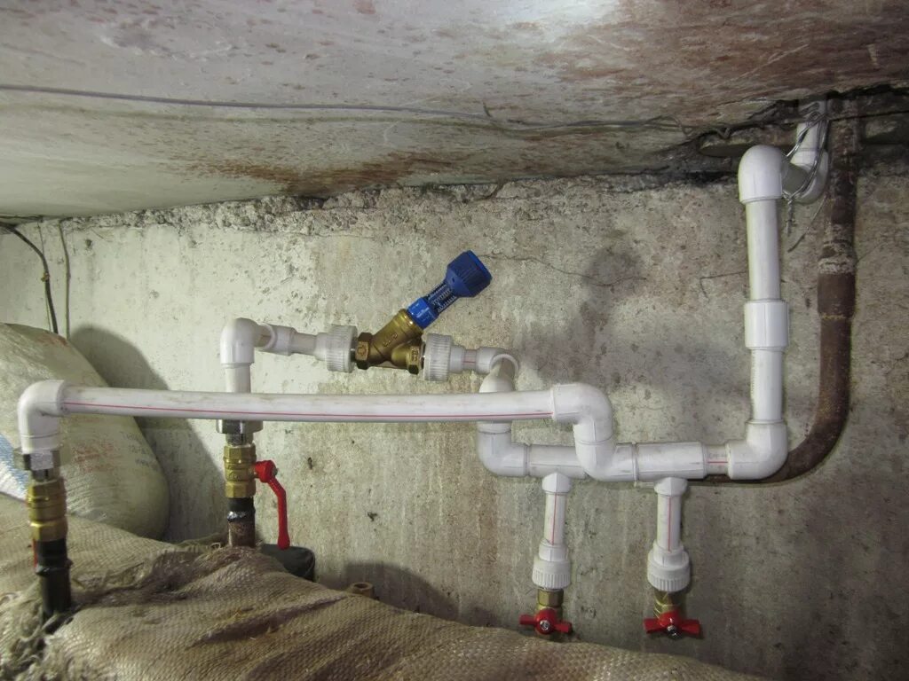 тепловой узел с элеваторным узлом. запорная арматура на стыках отопления. старые трубы в подвале. отопительные трубы в подвале. прибор учета тепловой энергии.