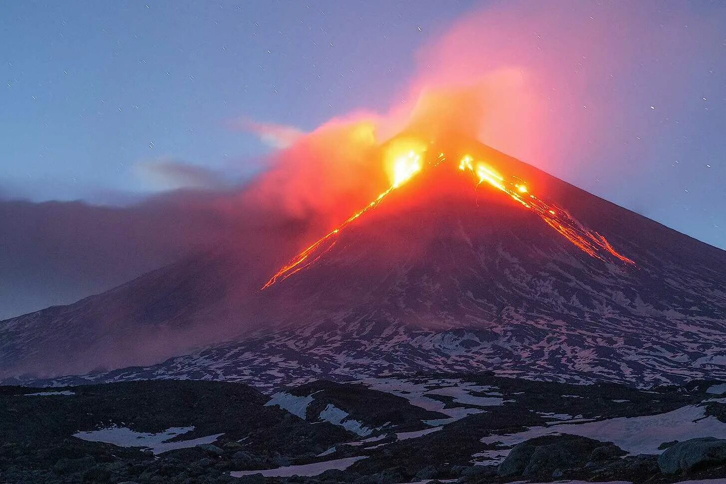 Как называется самый большой вулкан. Извержение вулкана Ключевская сопка. Извержение вулкана Ключевская сопка 2022. Вулкан Шивелуч 2022. Ключевская сопка (Ключевской вулкан).