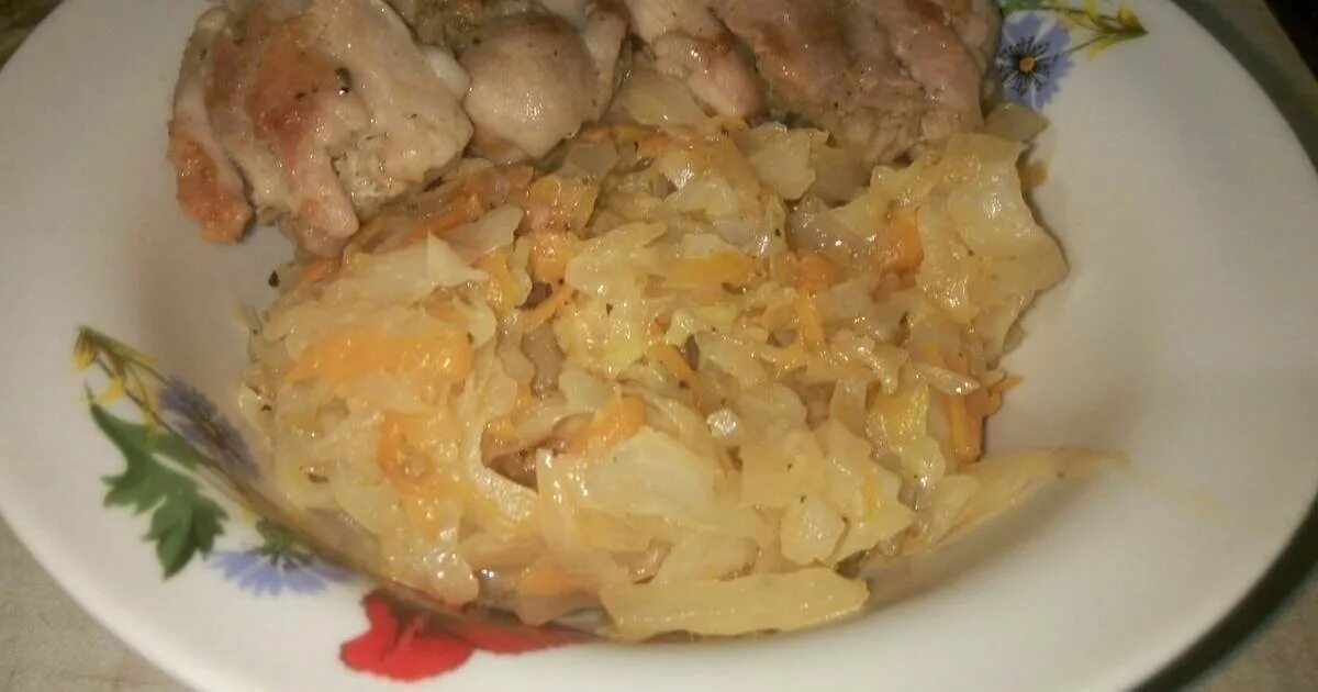 Куриное филе с капустой. Тушеная капуста с курицей. тушеная капуста с филе. тушеная капуста и куриное филе.