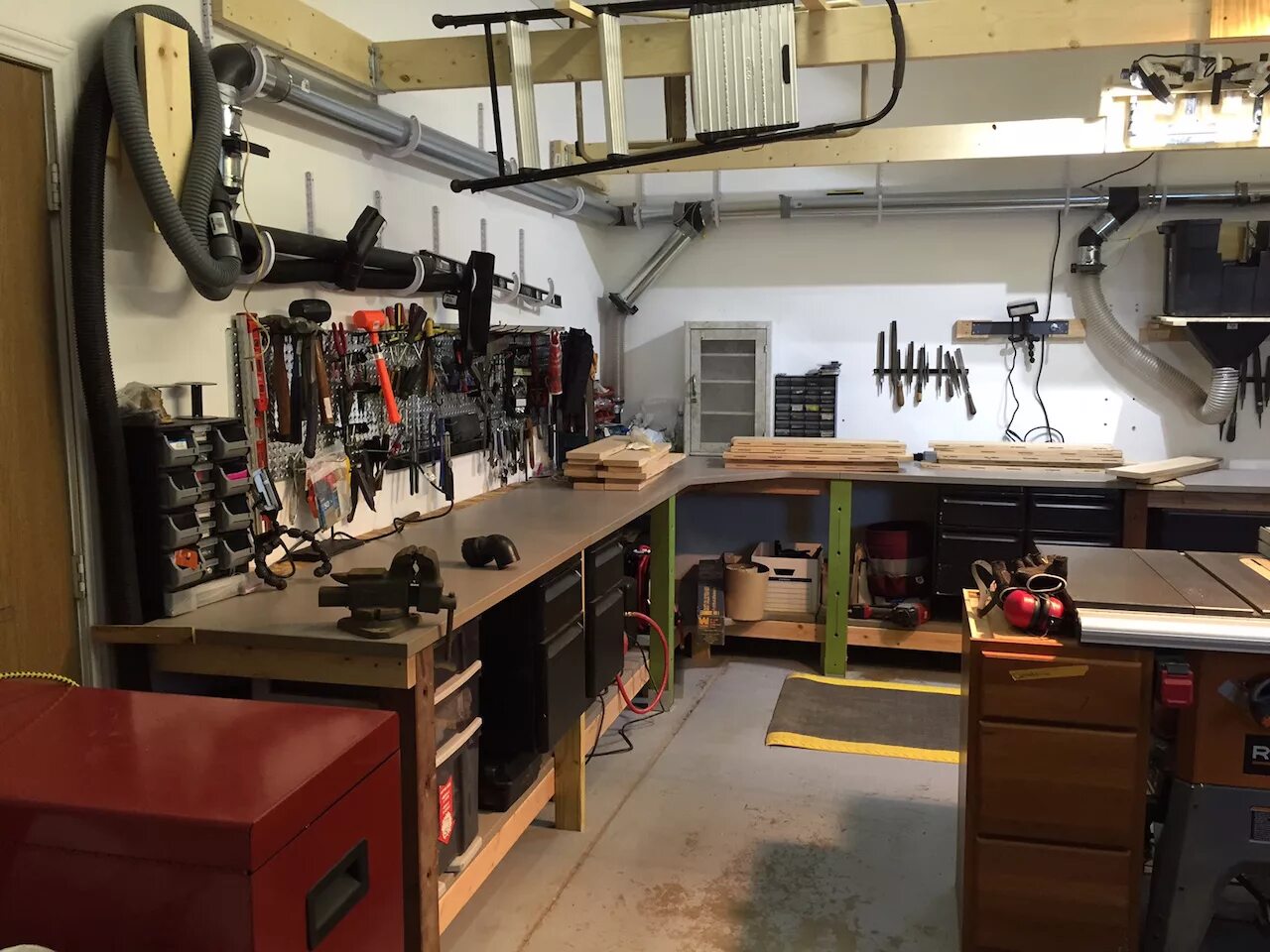 Планировка гаража с мастерской. Обустройство мастерской в гараже. Оборудование для гаража. Оснащен мастерскую. Обустройство гаража.