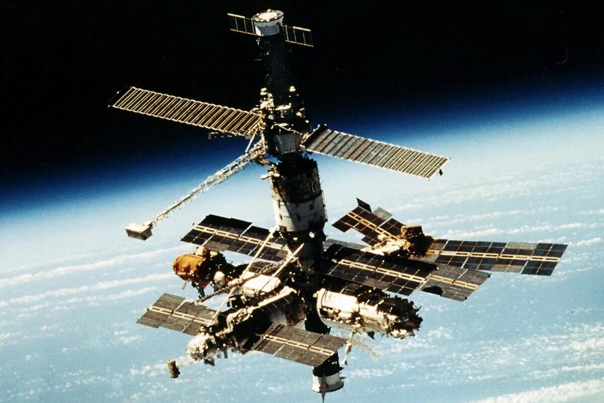 Станция мир 1986. Орбитальная Космическая станция мир 1986. 1986 Запущена Советская орбитальная станция «мир». Космическая станция «мир» (20.02.1986-16.03.2001). Станция мир 1