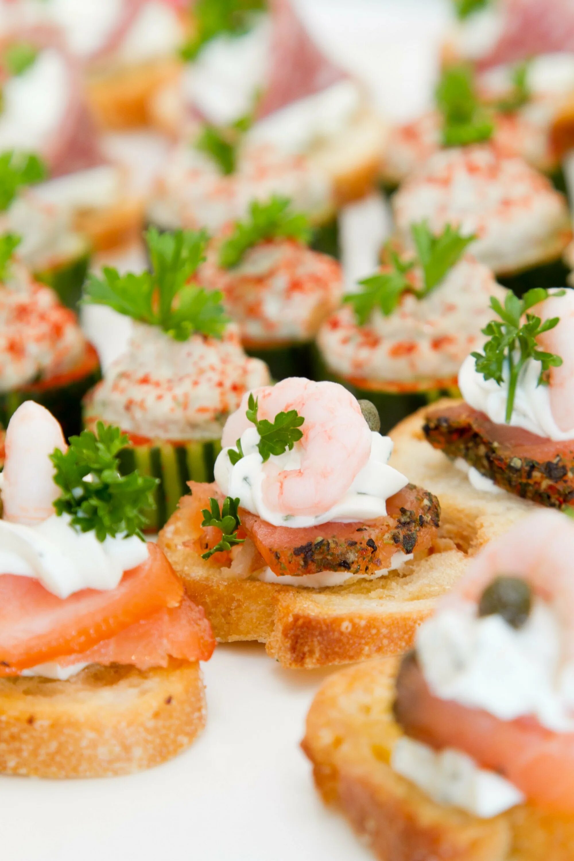 Закуски с багетом. Smoked Salmon Canapes. Бутерброды на праздничный стол. Мини бутерброды. Летние бутерброды на праздничный.