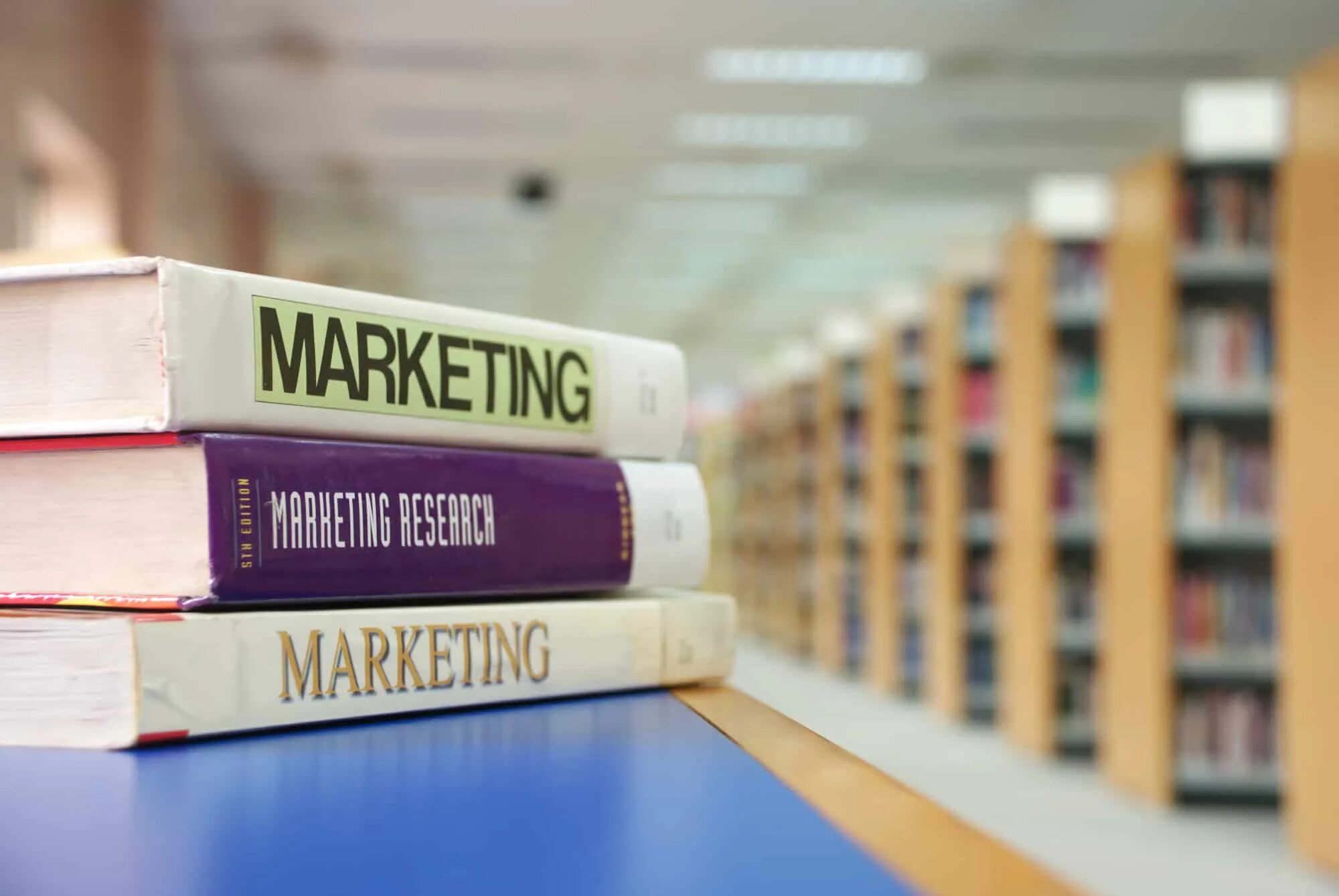 Here s book. Книги по маркетингу. Маркетинг в библиотеке. Библиотечный маркетинг. Стопка книг по маркетингу.