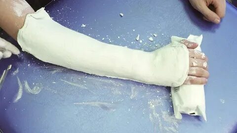 Аяқтарын жайып жатып, фото