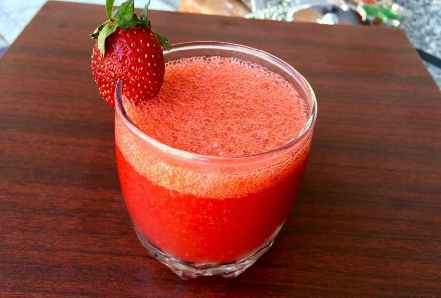 Сок из клубники. Сок из клубники. Домашние компоты. Сироп из клубники. Морс стравберри.