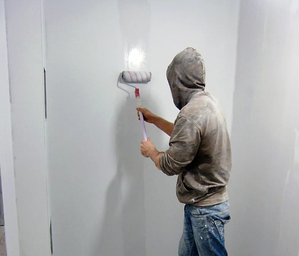 Покраска после грунта. Стена грунтовка штукатурка шпаклевка. Нанесение грунтовки на стены. Грунтование поверхности стен. Грунтовка для шпаклевки стен.