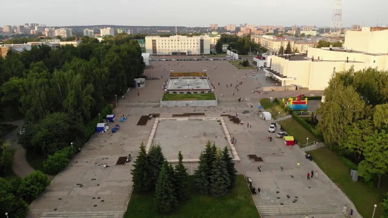 Площадь ижевска. Центр площадь ижевск. старая центральная площадь ижевск. центральная площадь ижевск 1990. эспланада ижевск.