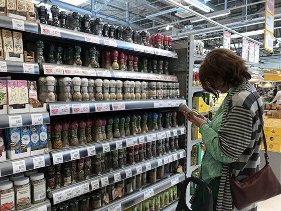 Уличная торговля. Продавщица на рынке. Азербайджанцы на рынке. На рынке. Кому можно торговать.