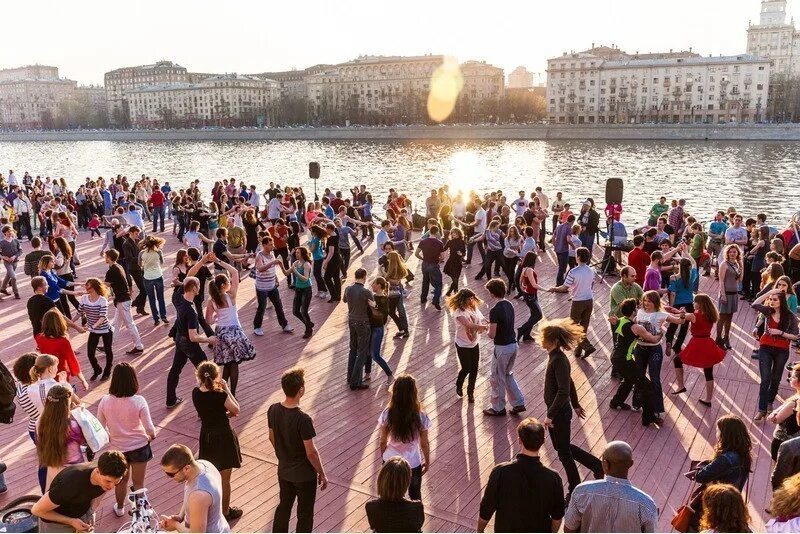 Парк Горького Москва Танцплощадка в парке. Танцевальные площадки в парке Горького в Москве. Парк Горького Москва танцы. Парк Горького танцевальная площадка.