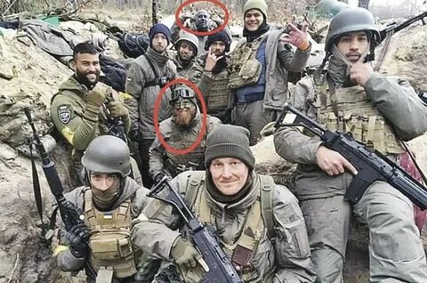 На этом фото выделены лица иностранных наемников 