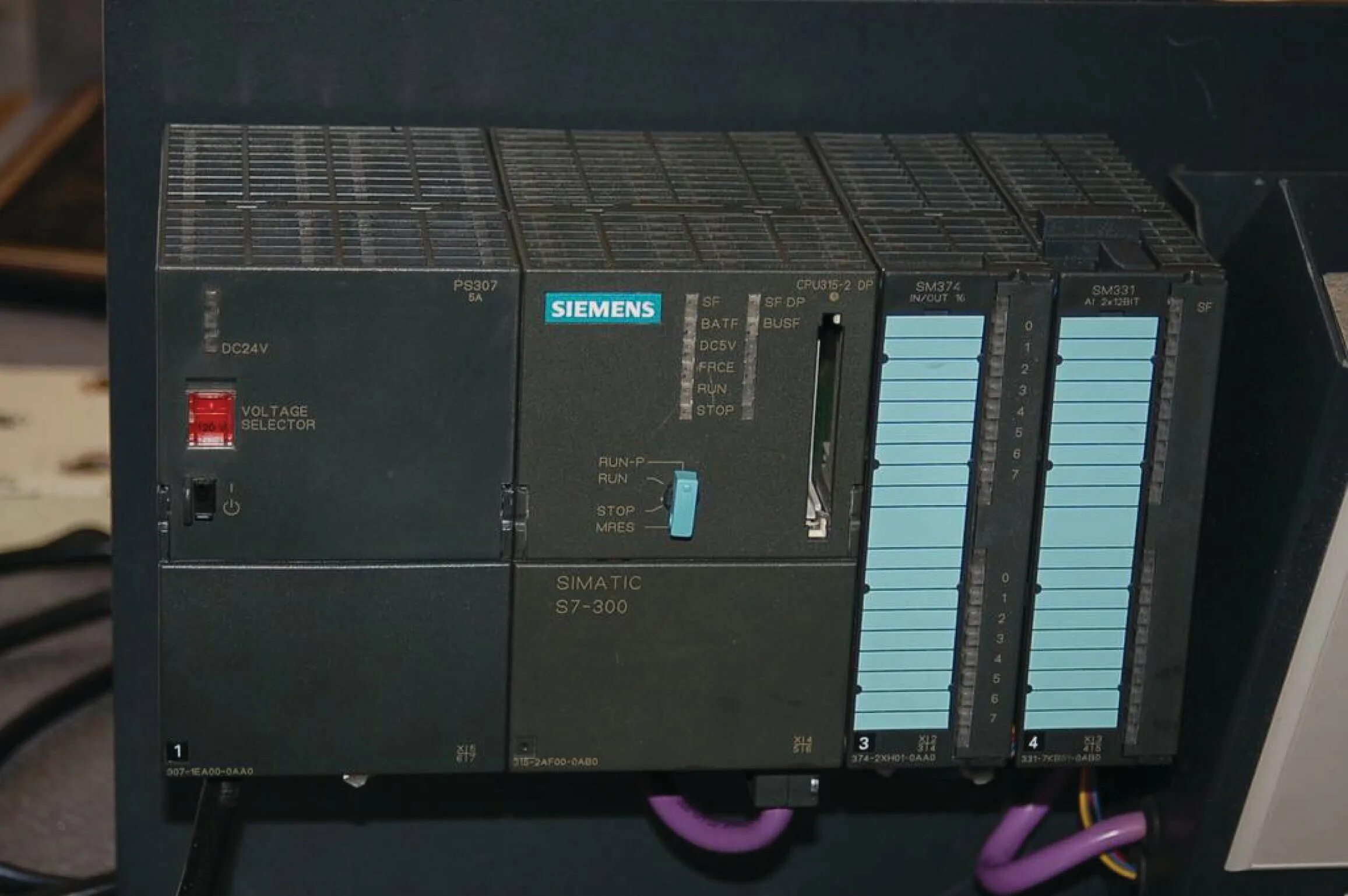 Controller programming. PLC Siemens s7-300. Siemens 300 контроллер. ПЛК SIMATIC s7-300. Программируемый логический контроллер s7-300.