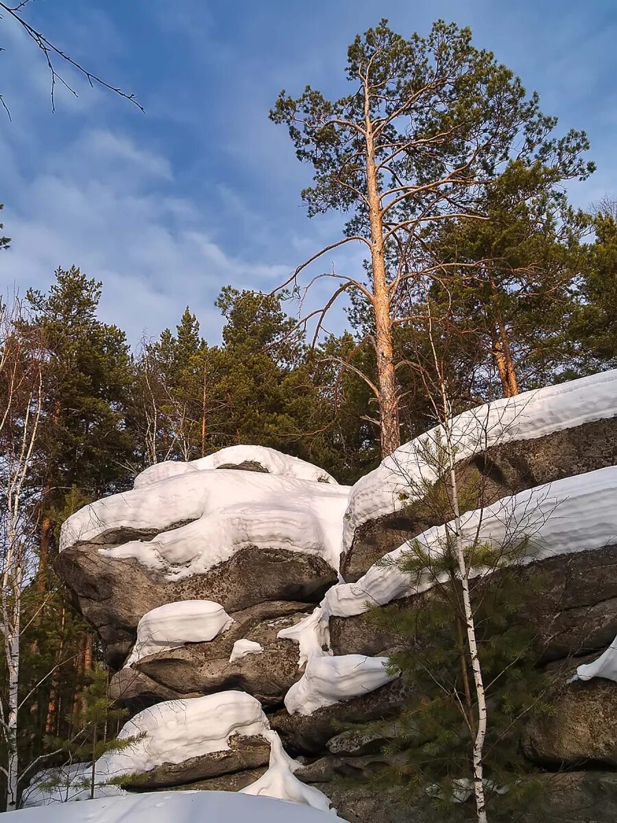 Соколиный камень Северка. Соколиный камень Екатеринбург. Скала Соколиный камень Екатеринбург. Чусовая Соколиный камень.