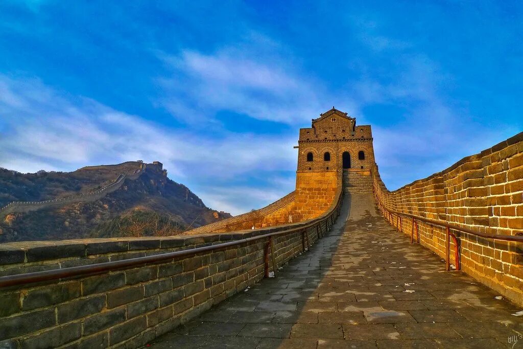 Самая длинная стена. Памятники на великой китайской стене. Великая китайская стена вид сбоку. Великая китайская стена юнеско. Велиаая китайская стен.