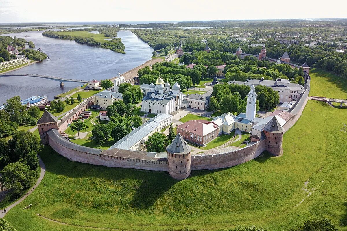 Кремли и крепости 7. Новгородский Детинец Великий Новгород. Новгородский Кремль Детинец. Великий Новгород Детинец Кремль. Новгородский Детинец достопримечательности Великого Новгорода.