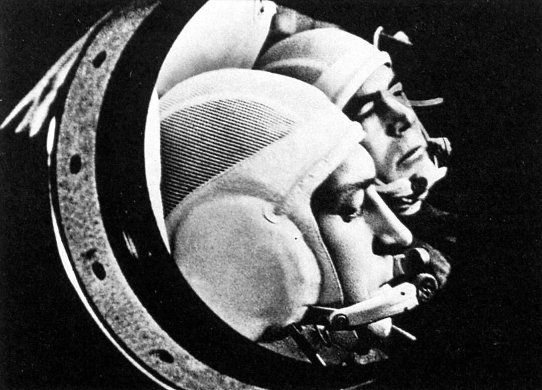 Первый пилотируемый космический полет год. Андриян Николаев космонавт полет в космос. Севастьянов полет в космос. Андриян Николаев второй полет. Космонавты Николаев и Севастьянов.